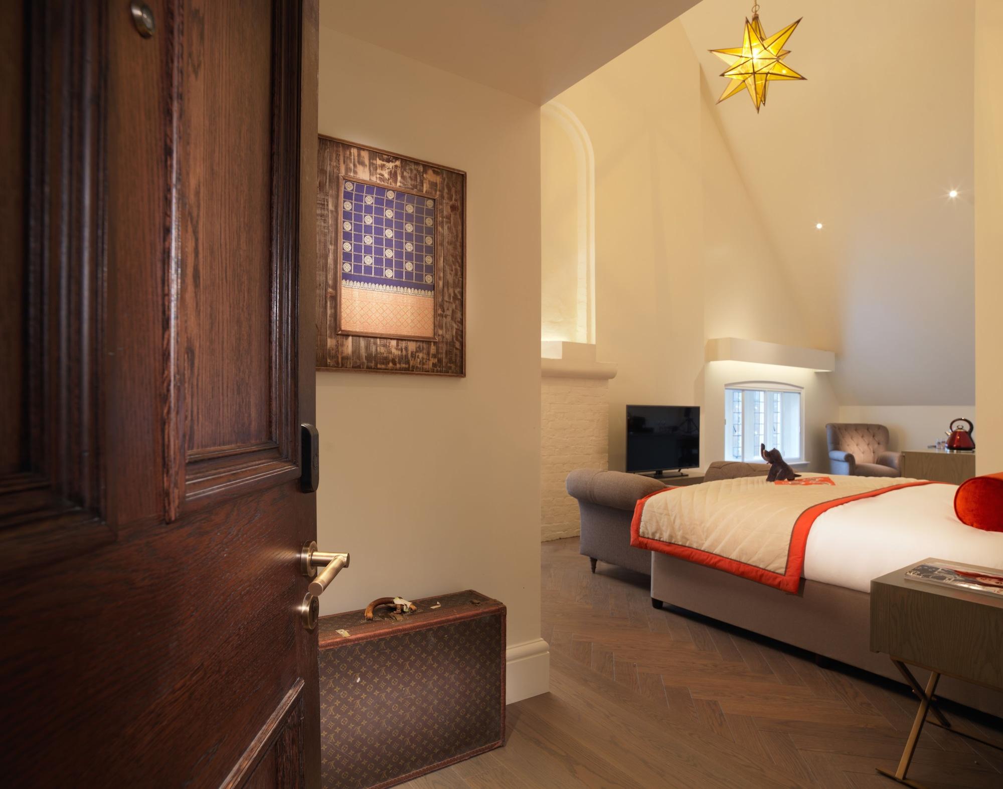 The Lalit London Ξενοδοχείο Δωμάτιο φωτογραφία A room at the hotel