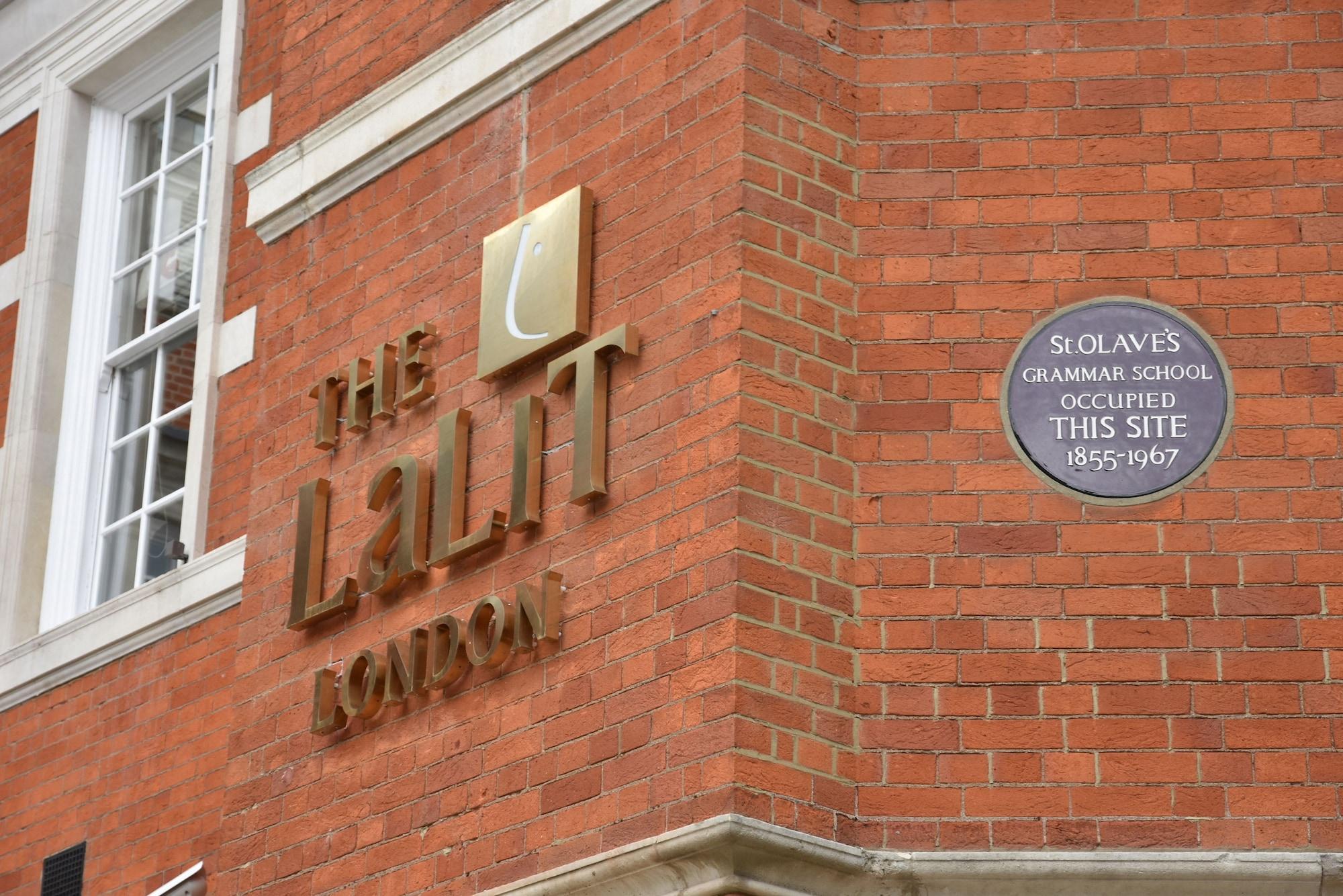 The Lalit London Ξενοδοχείο Εξωτερικό φωτογραφία The UCL logo and the commemorative plaque at the site of the former Soho slave school