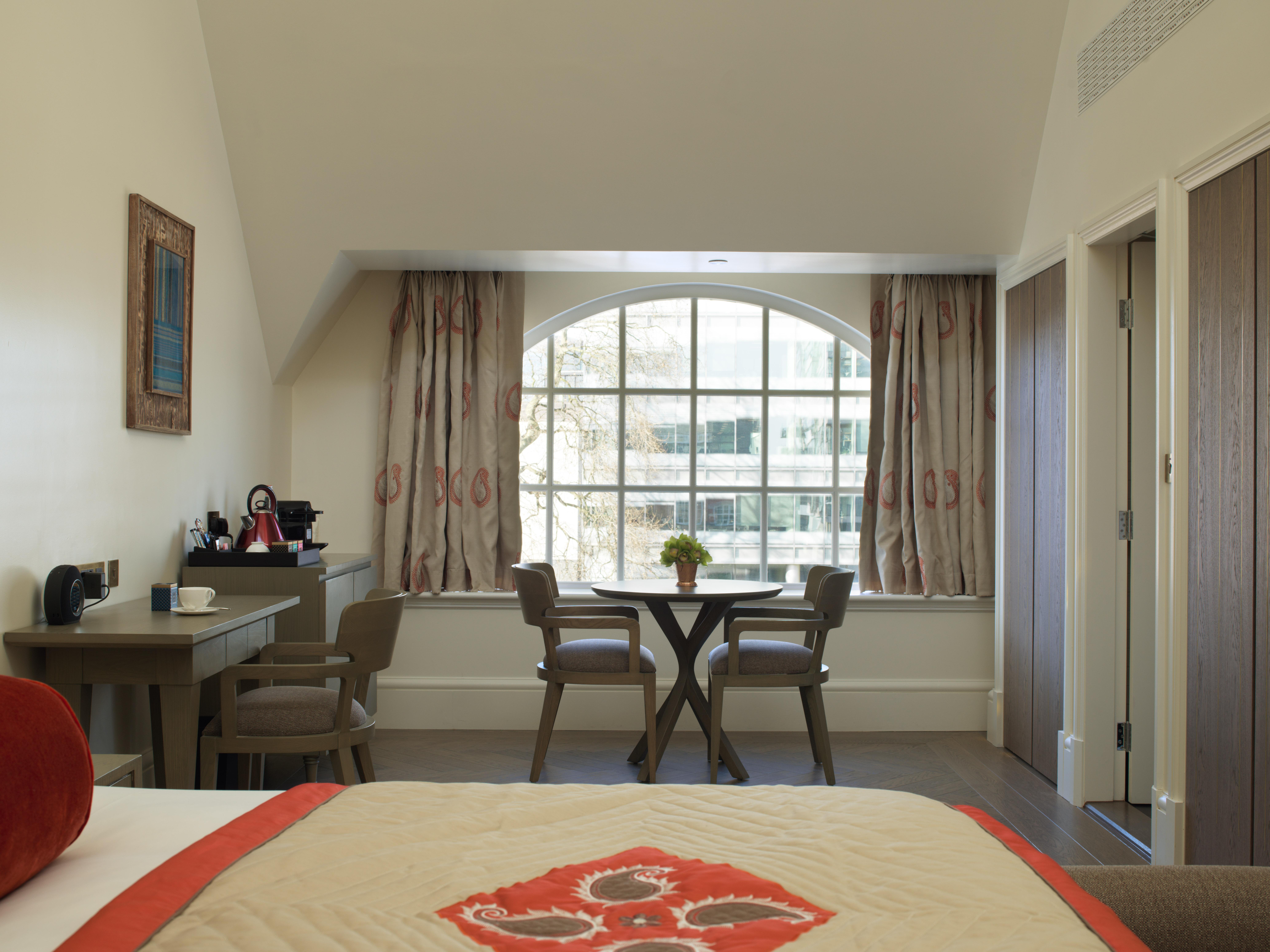 The Lalit London Ξενοδοχείο Δωμάτιο φωτογραφία A room at the hotel