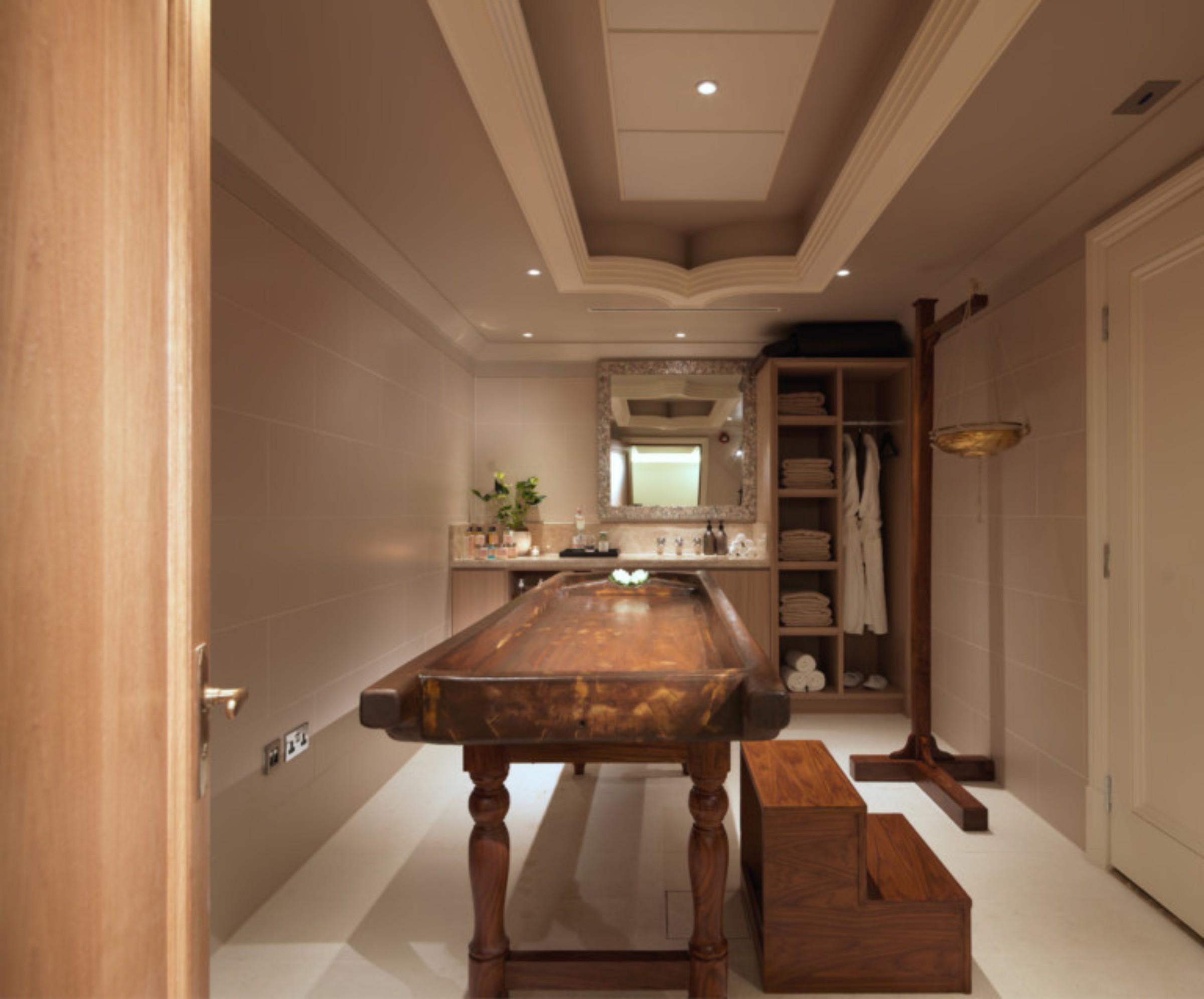 The Lalit London Ξενοδοχείο Εξωτερικό φωτογραφία A treatment room at the spa
