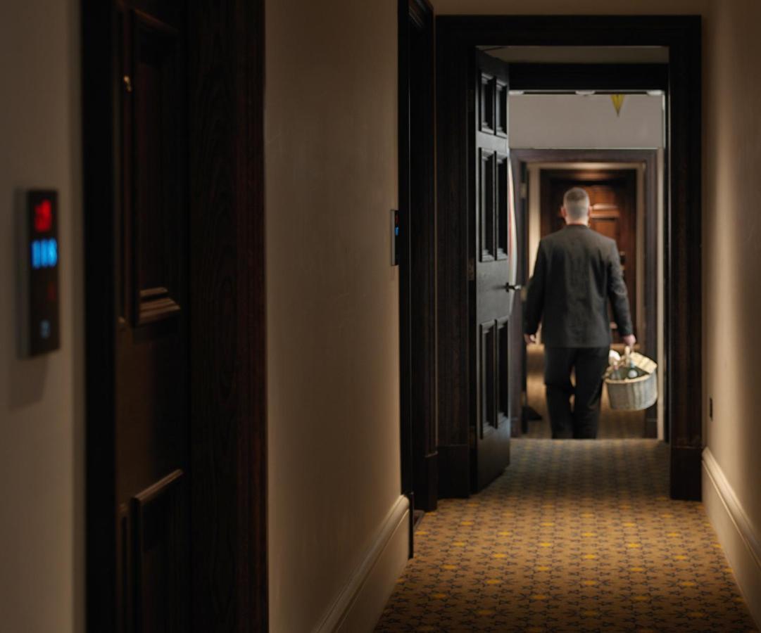 The Lalit London Ξενοδοχείο Εξωτερικό φωτογραφία A room service employee delivers room service to a guest room