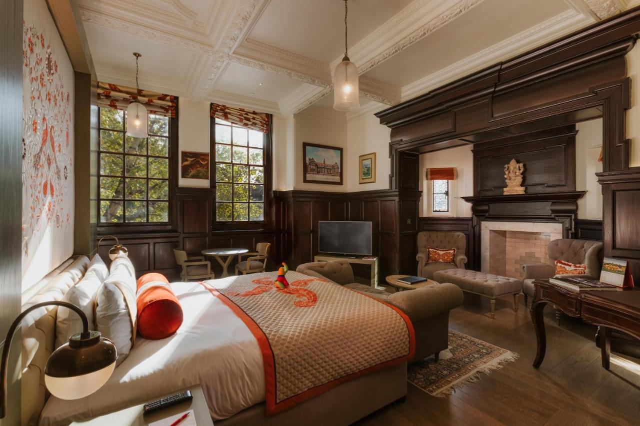 The Lalit London Ξενοδοχείο Εξωτερικό φωτογραφία A bedroom at the hotel