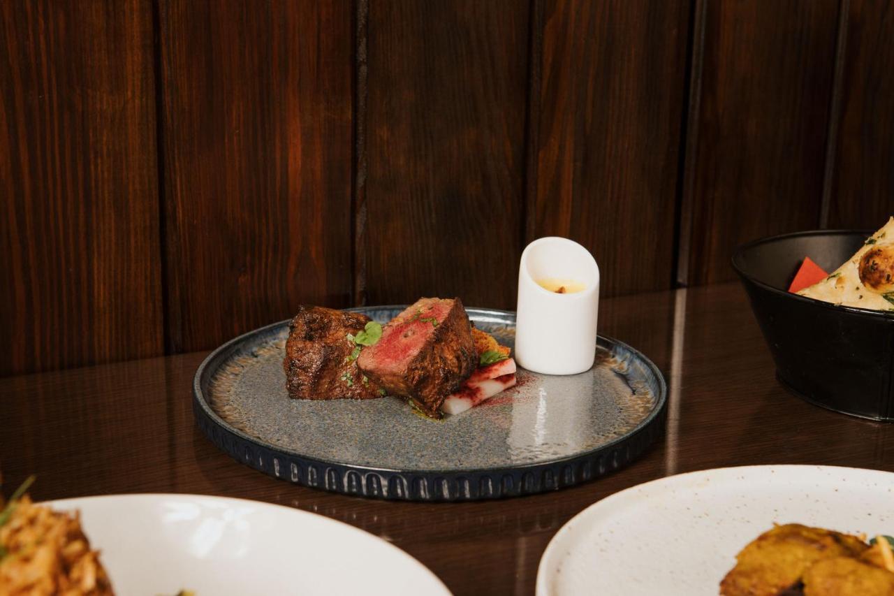 The Lalit London Ξενοδοχείο Εξωτερικό φωτογραφία A plate of grilled lamb