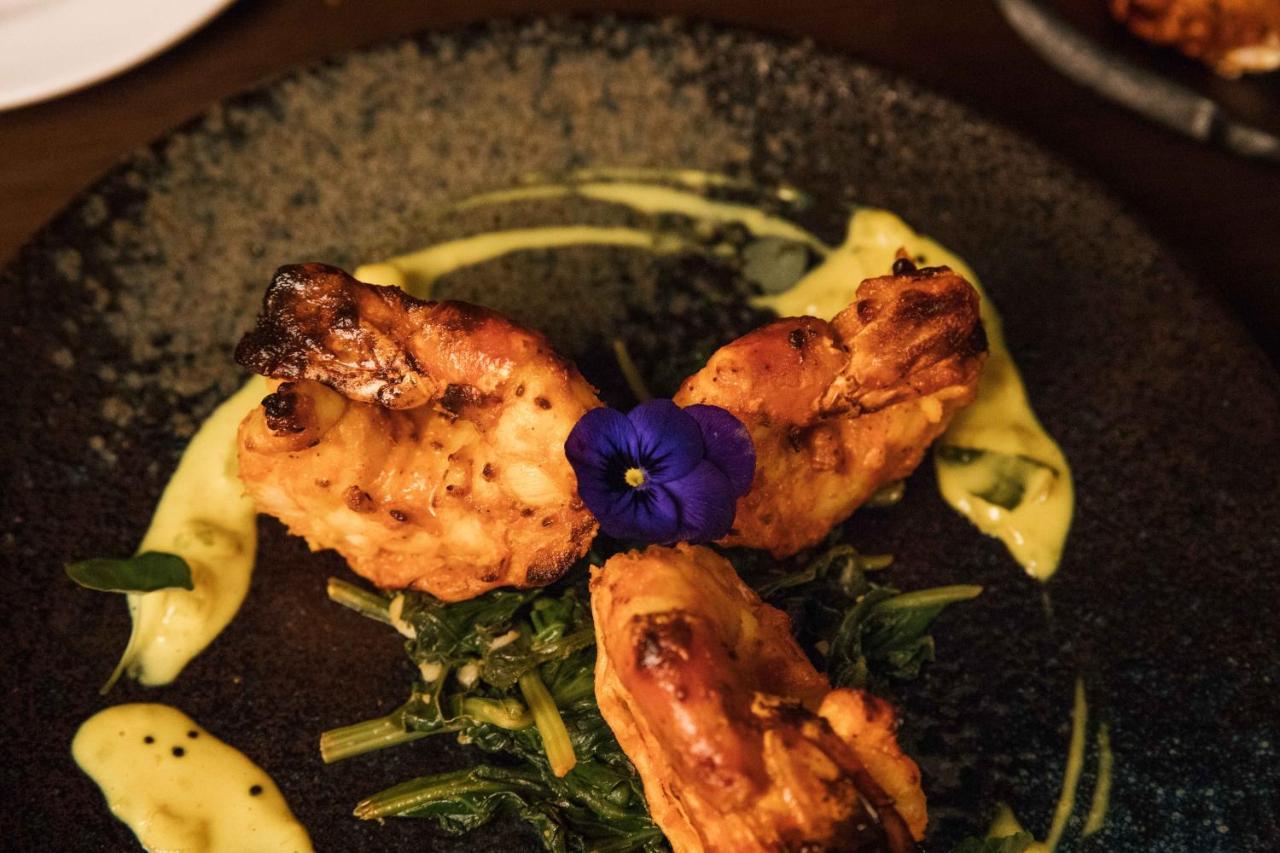 The Lalit London Ξενοδοχείο Εξωτερικό φωτογραφία A prawn starter at the restaurant