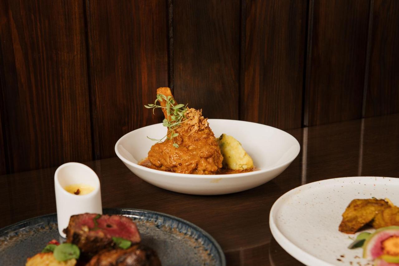 The Lalit London Ξενοδοχείο Εξωτερικό φωτογραφία A plate of chicken 65