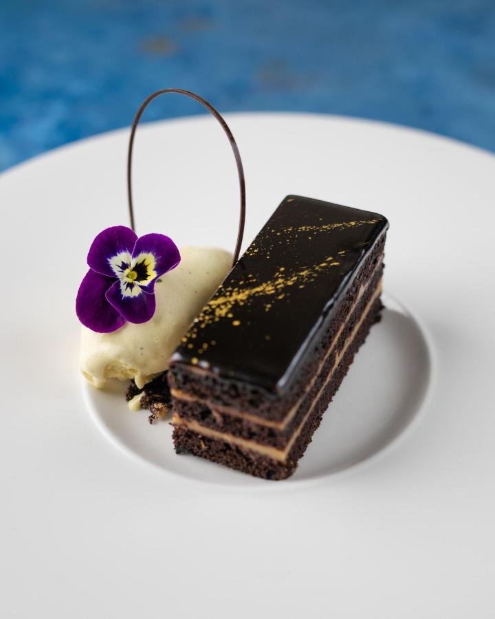 The Lalit London Ξενοδοχείο Εξωτερικό φωτογραφία A chocolate cake