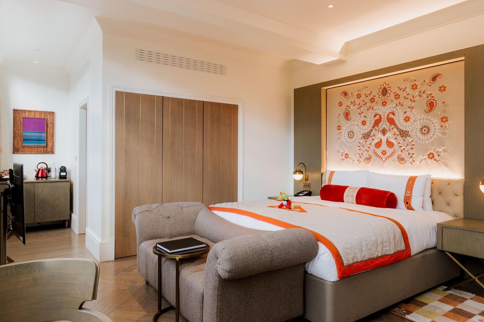 The Lalit London Ξενοδοχείο Δωμάτιο φωτογραφία A bedroom at the hotel
