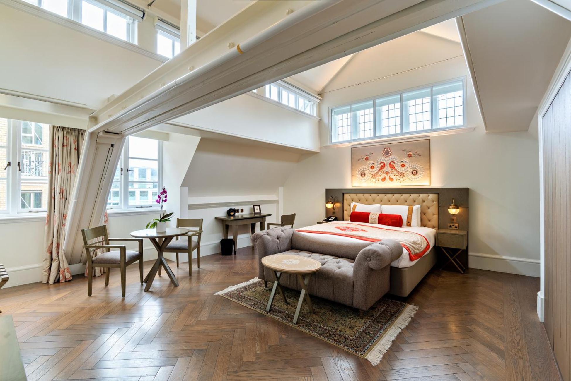 The Lalit London Ξενοδοχείο Εξωτερικό φωτογραφία A bedroom at the hotel
