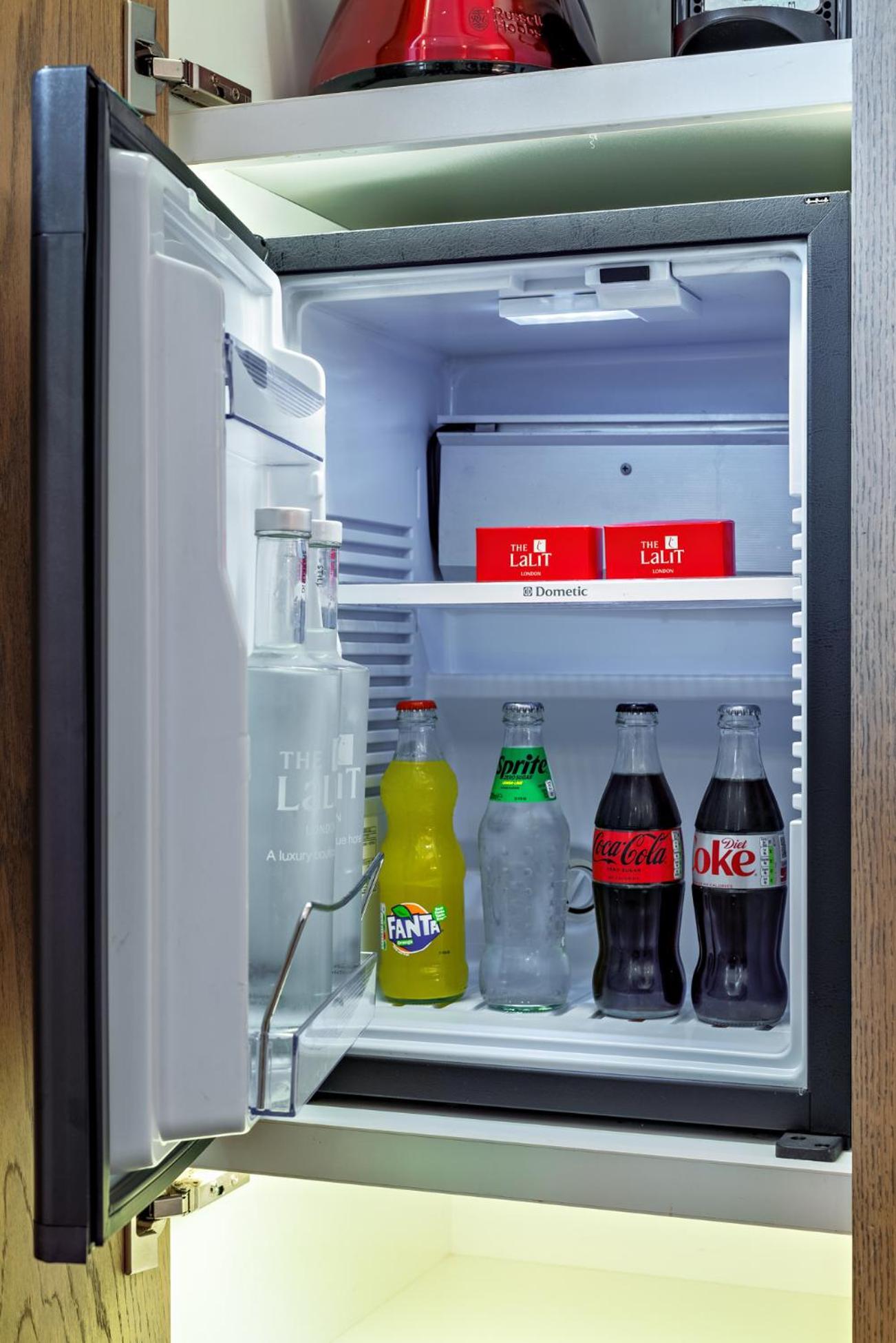 The Lalit London Ξενοδοχείο Εξωτερικό φωτογραφία A typical hotel mini-bar