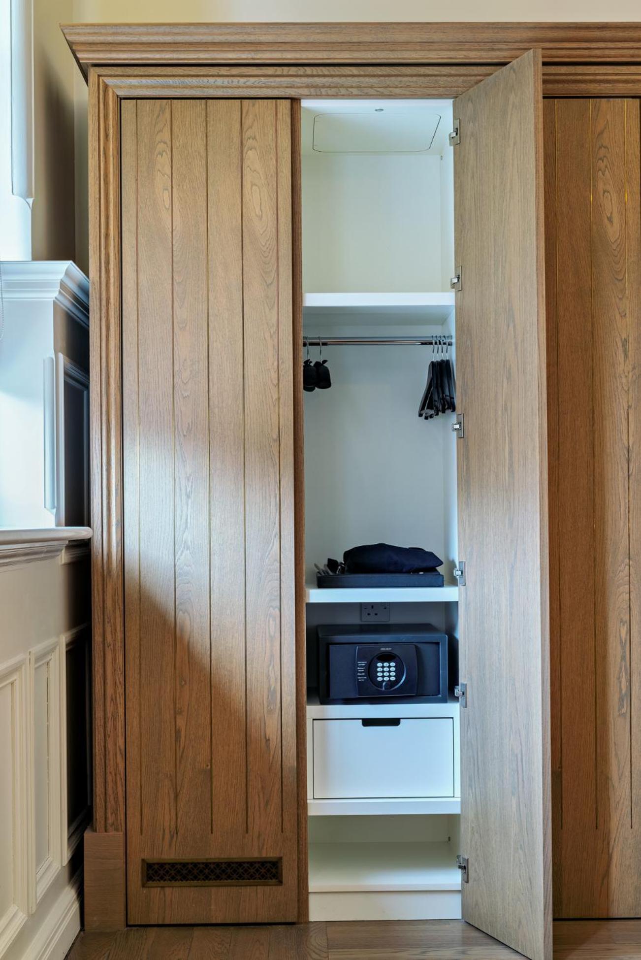 The Lalit London Ξενοδοχείο Εξωτερικό φωτογραφία A safe in a hotel room