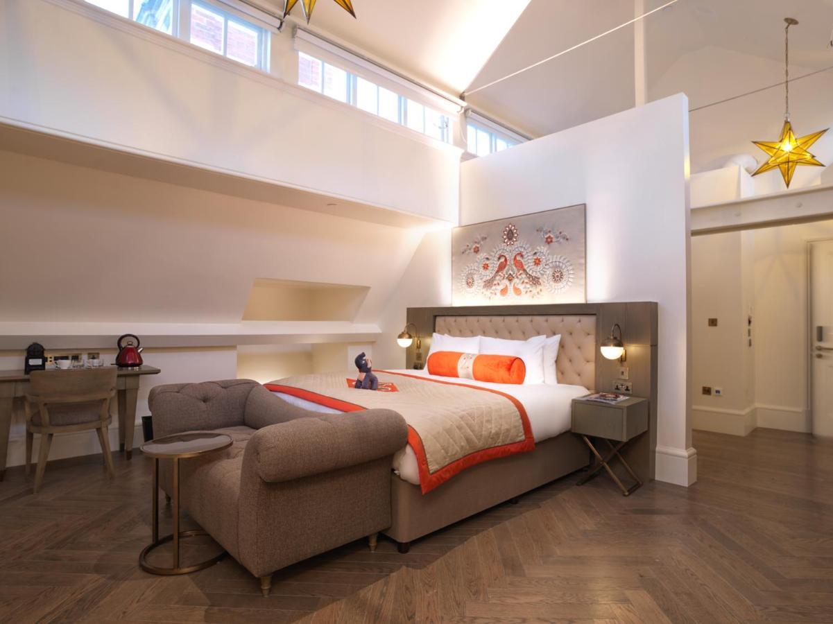 The Lalit London Ξενοδοχείο Εξωτερικό φωτογραφία A bedroom at The Ivy Hotel
