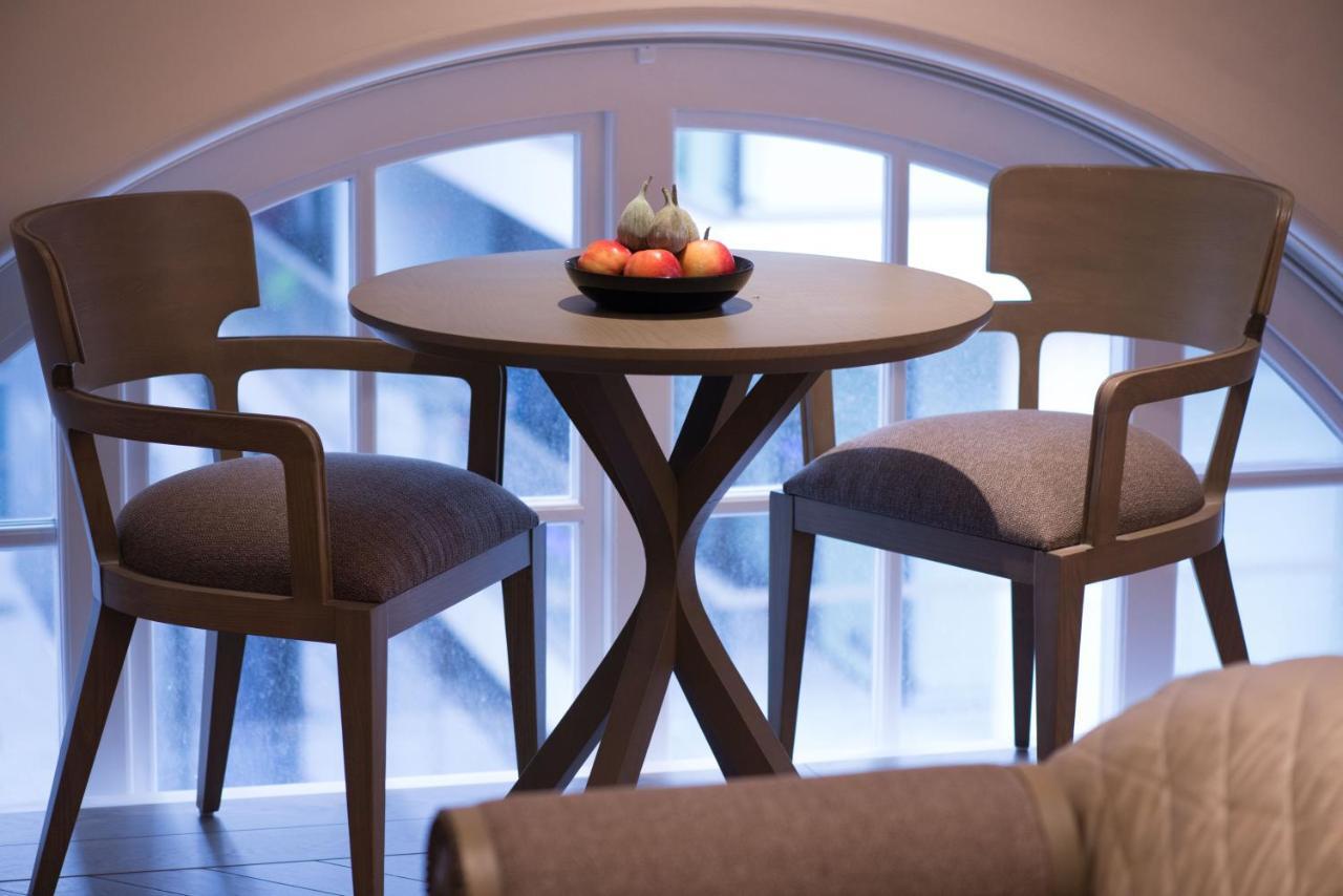 The Lalit London Ξενοδοχείο Δωμάτιο φωτογραφία A table and two chairs