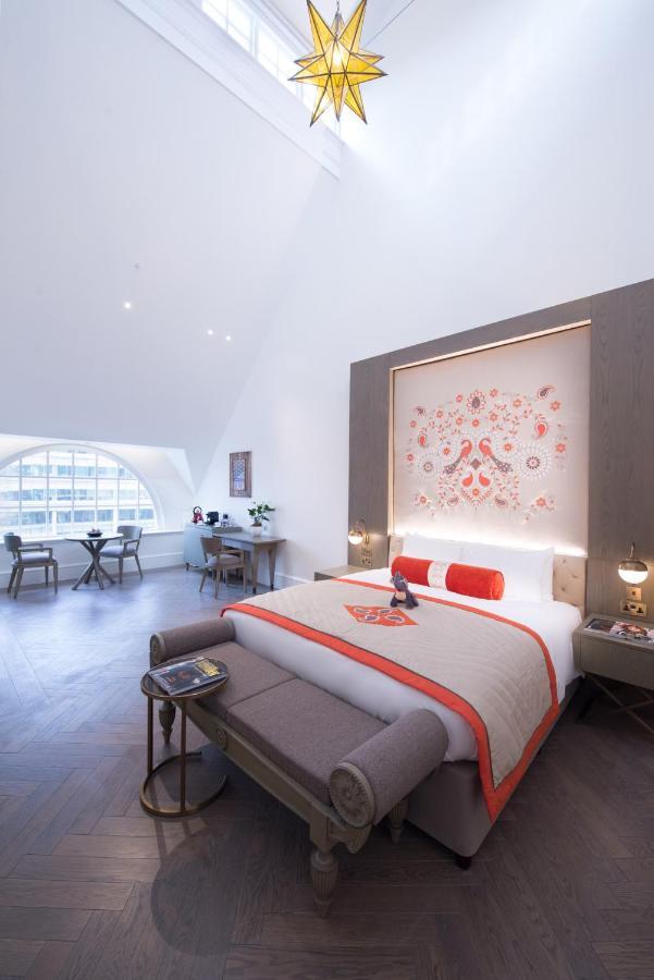 The Lalit London Ξενοδοχείο Δωμάτιο φωτογραφία A bedroom at the hotel