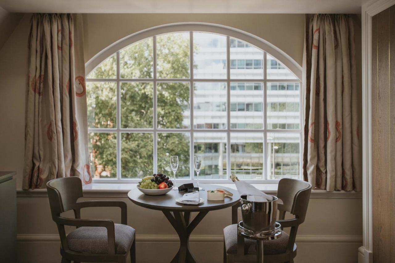 The Lalit London Ξενοδοχείο Δωμάτιο φωτογραφία A window with a window seat