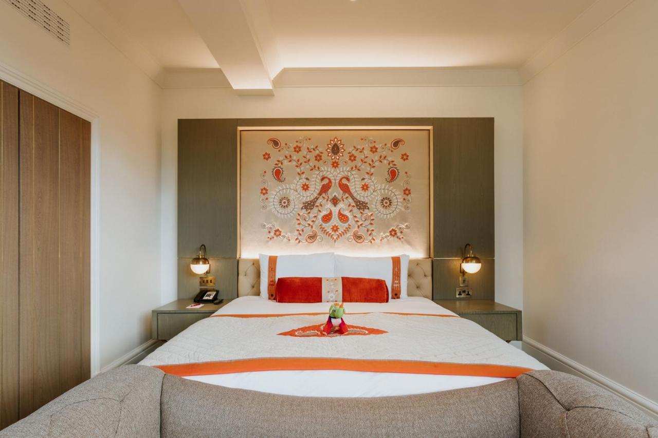 The Lalit London Ξενοδοχείο Εξωτερικό φωτογραφία A bedroom at the Taj Mahal Palace