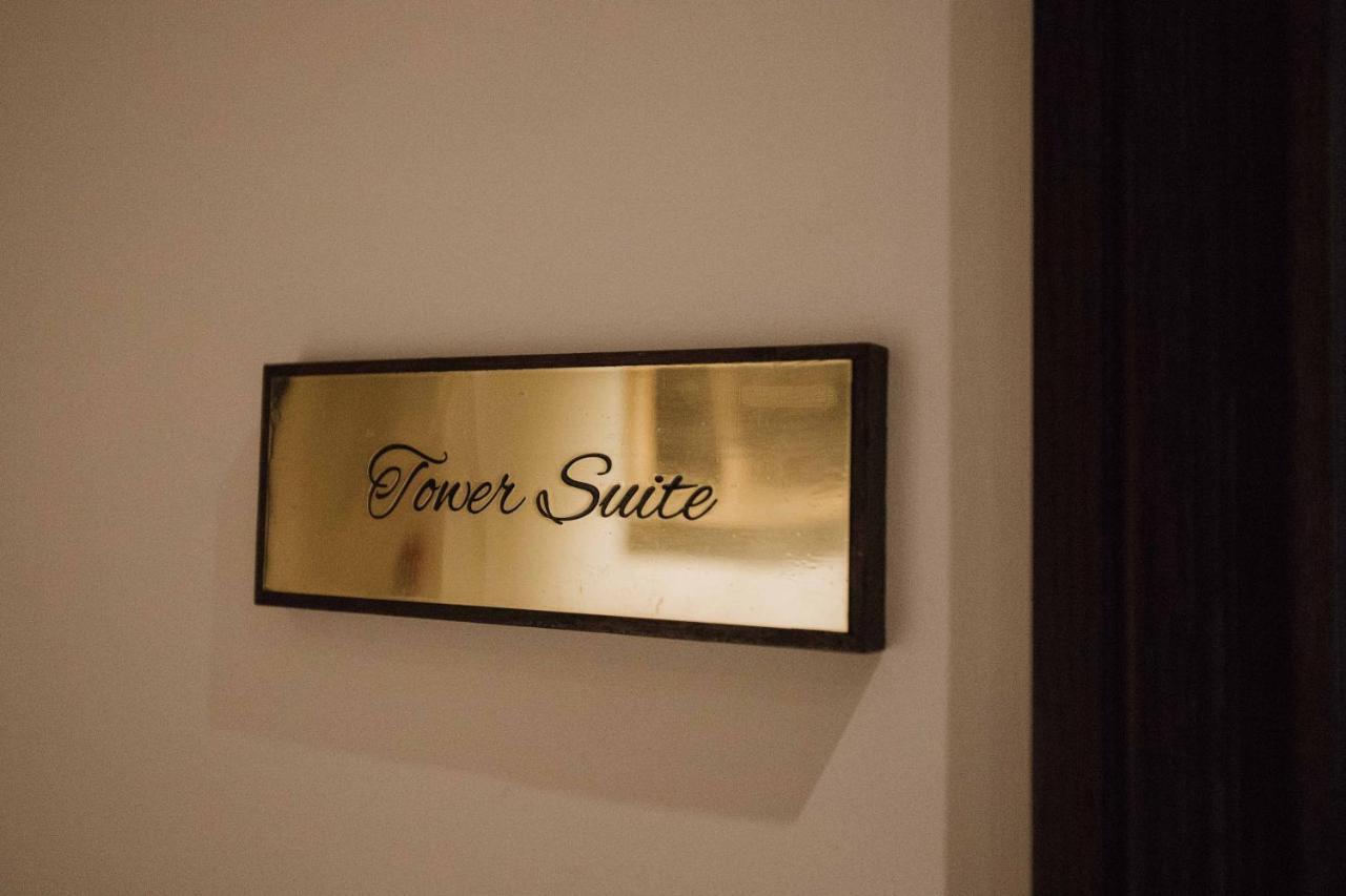 The Lalit London Ξενοδοχείο Εξωτερικό φωτογραφία The sign for the Tower Suite
